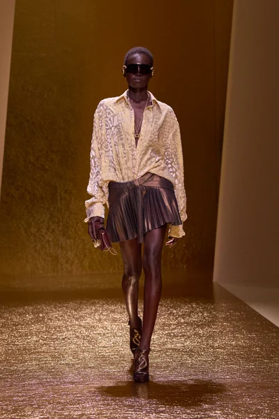 Look 32